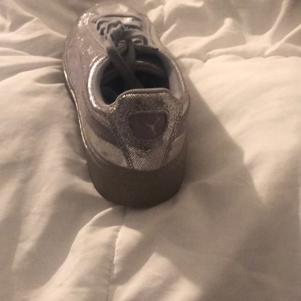 I am selling purple metallic pumas!